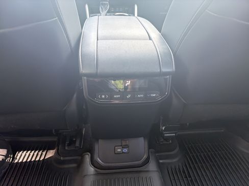 Used 2022 Toyota Highlander XLE AWD/4WD image 29