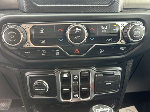Used 2020 Jeep Wrangler Unlimited Sahara AWD/4WD image 24