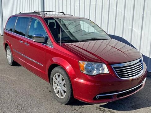 Used 2011 Chrysler Town & Country Touring-L image 3