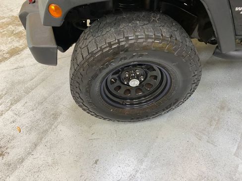 Used 2013 Jeep Wrangler Unlimited Rubicon w/ Connectivity Group AWD/4WD image 11