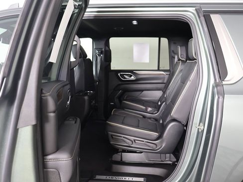 Used 2023 Chevrolet Suburban Premier image 33