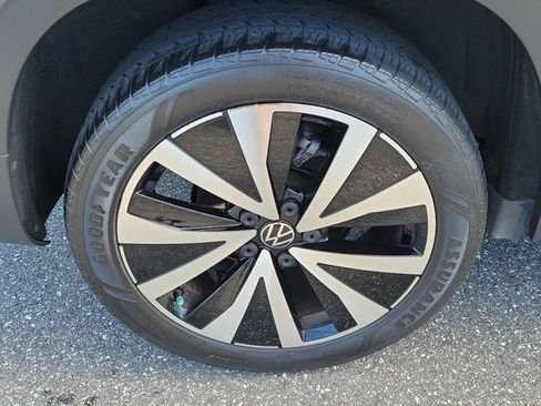 Certified 2023 Volkswagen Taos SE w/ Panoramic Sunroof Package FWD image 5