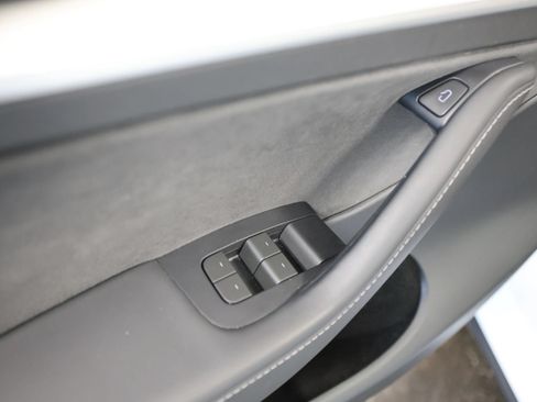 Used 2024 Tesla Model Y Long Range AWD/4WD image 24