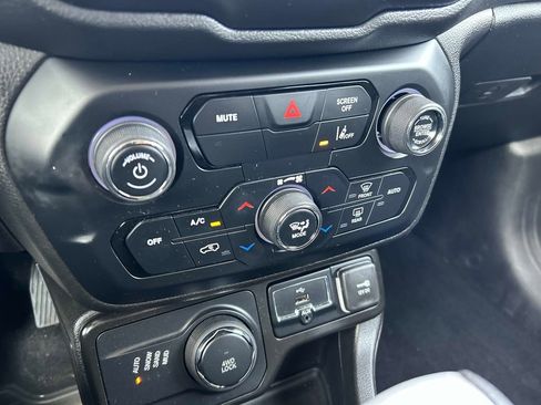 Certified 2023 Jeep Renegade Latitude w/ Premium Group AWD/4WD image 32
