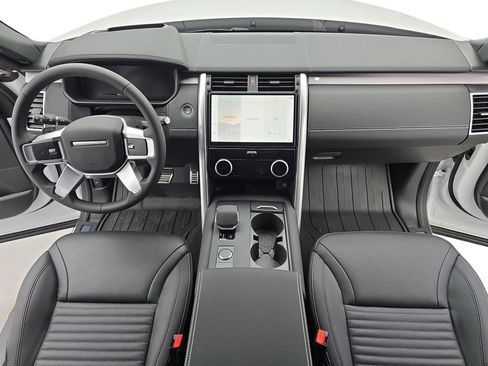 New 2025 Land Rover Discovery Dynamic SE image 9