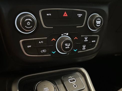 Used 2020 Jeep Compass Latitude w/ Cold Weather Group AWD/4WD image 15