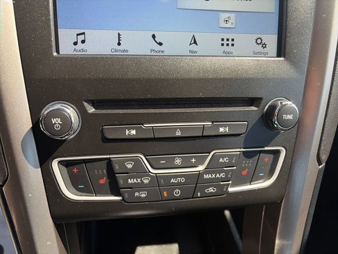 Used 2018 Ford Fusion SE w/ Fusion SE Technology Package image 24