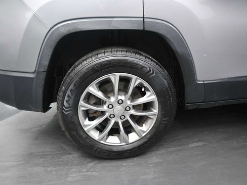 Used 2019 Jeep Cherokee Latitude Plus w/ Comfort/Convenience Group image 10