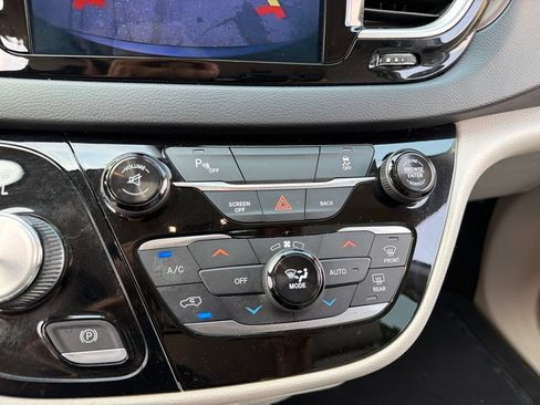 Used 2017 Chrysler Pacifica Touring-L FWD image 12