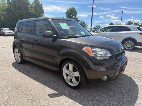 Used 2011 Kia Soul ! FWD image 1
