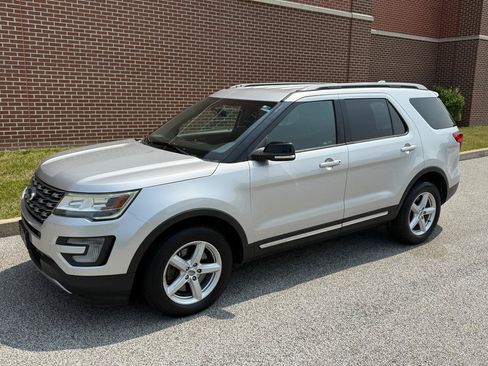 Used 2017 Ford Explorer XLT w/ Equipment Group 202A AWD/4WD image 3