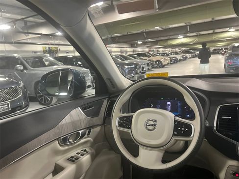Certified 2024 Volvo XC90 B6 Plus image 24