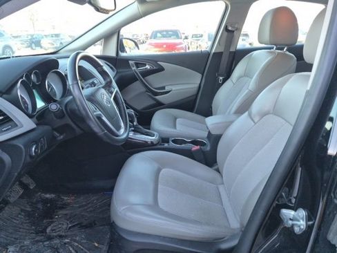 Used 2023 GMC Yukon XL SLT image 13