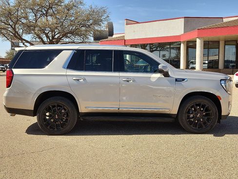 Used 2022 GMC Yukon SLT w/ SLT Premium Package image 5