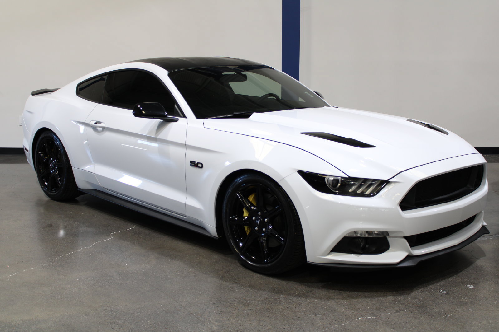 Used 2017 Ford Mustang GT RWD image 2