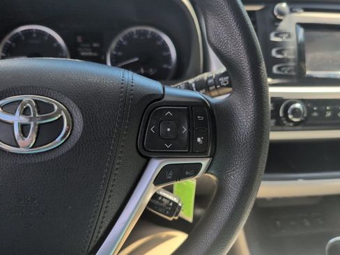 Used 2019 Toyota Highlander LE AWD/4WD image 10