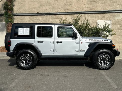 Used 2024 Jeep Wrangler Unlimited Rubicon AWD/4WD image 2