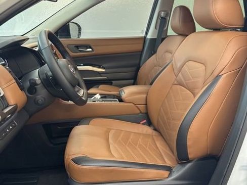 Certified 2025 Nissan Pathfinder Platinum w/ Black Appearance Package FWD image 6