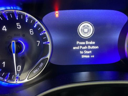 Used 2024 Chrysler Pacifica Touring-L FWD image 5
