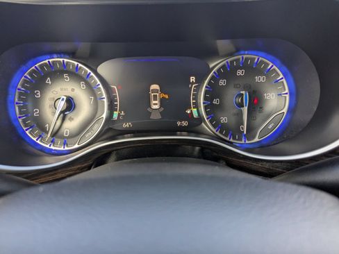 Used 2024 Chrysler Pacifica Limited FWD image 31
