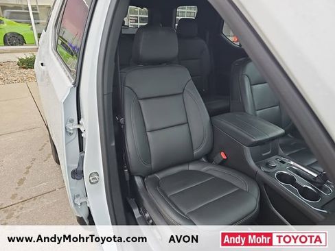 Used 2023 Chevrolet Traverse LT image 35