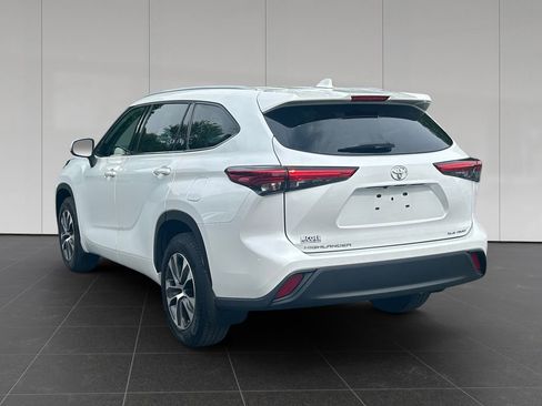 Used 2022 Toyota Highlander XLE AWD/4WD image 3