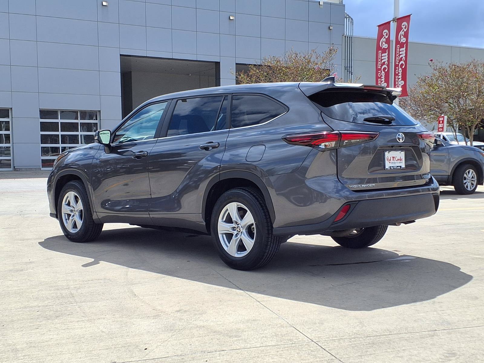 Used 2025 Toyota Highlander LE FWD image 7