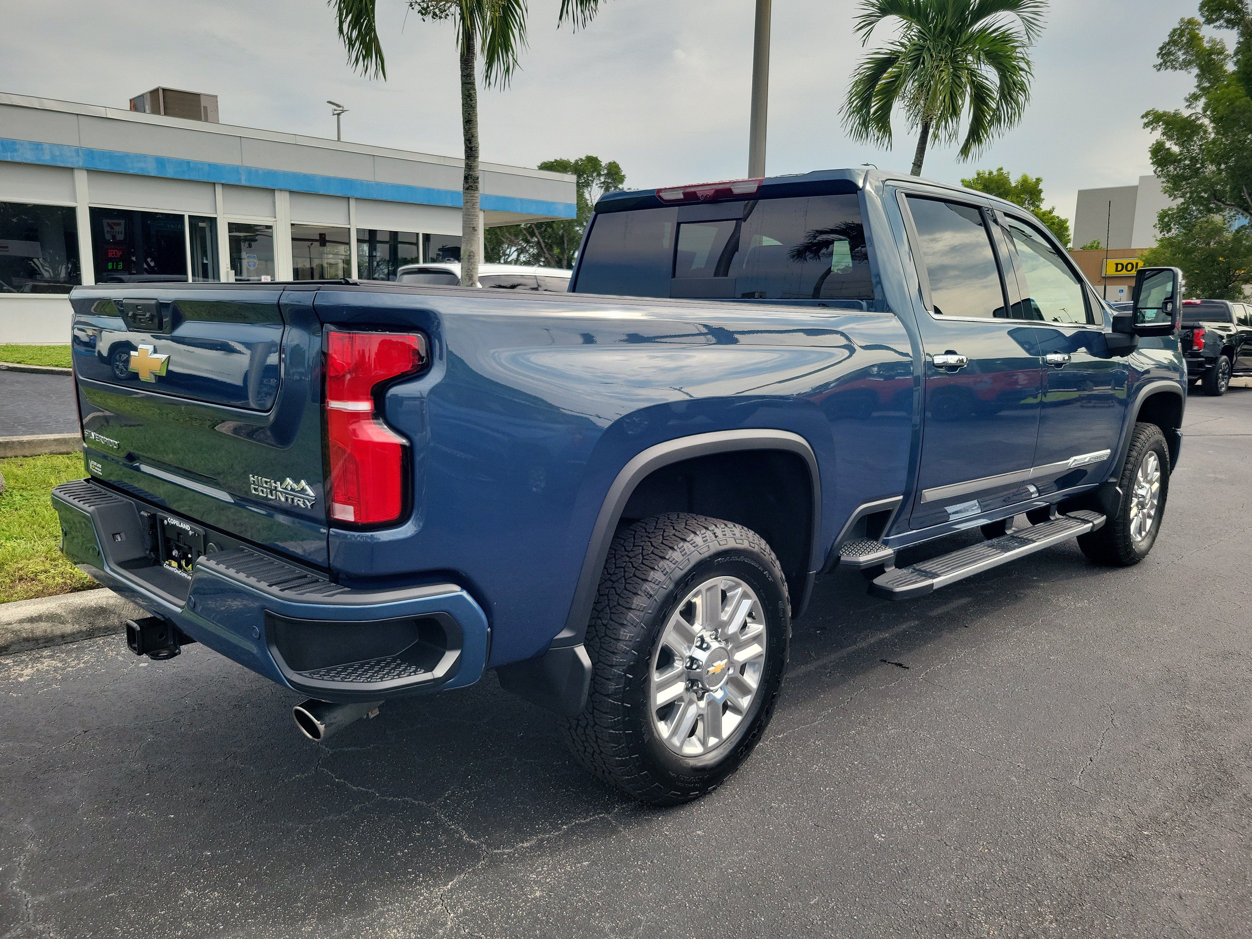 Used 2025 Chevrolet Silverado 2500 High Country w/ High Country Premium Package AWD/4WD image 4