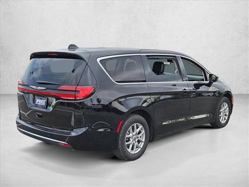 Used 2024 Chrysler Pacifica Touring-L FWD image 5