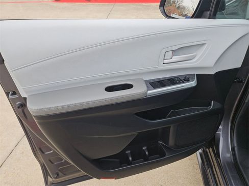 Used 2025 Toyota Sienna LE image 14