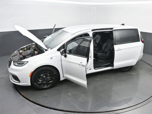 Used 2024 Chrysler Pacifica Limited FWD image 63