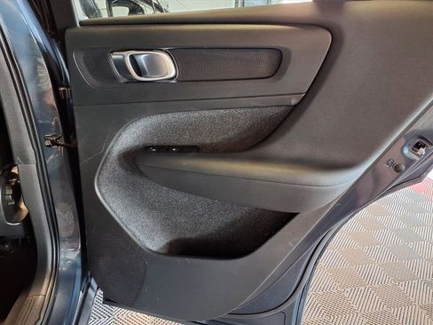 Used 2021 Volvo XC40 T4 Momentum image 11