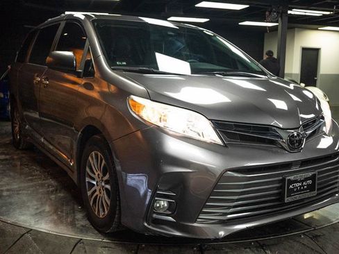 Used 2019 Toyota Sienna XLE w/ XLE Navigation Package FWD image 5