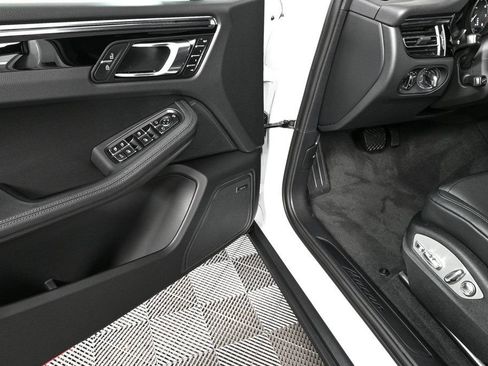 Certified 2026 Porsche Macan AWD/4WD image 8