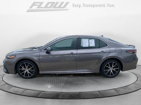 Used 2021 Toyota Camry SE w/ Convenience Package FWD image 5