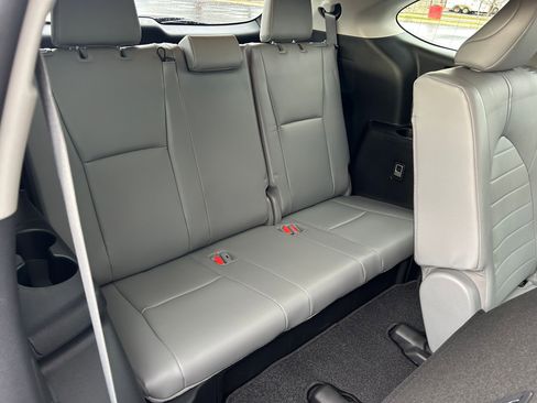 Used 2021 Toyota Highlander XLE image 27