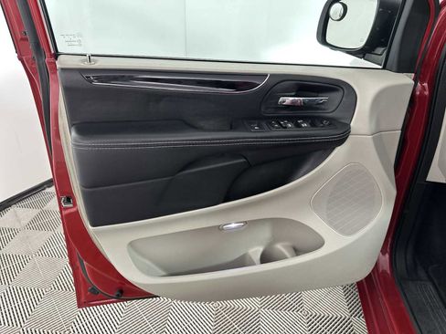 Used 2014 Dodge Grand Caravan SXT image 16