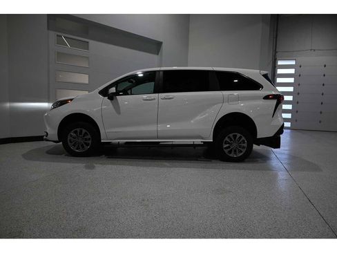 New 2025 Toyota Sienna LE image 9