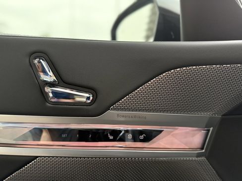 Used 2025 BMW 760i xDrive w/ Executive Package image 7