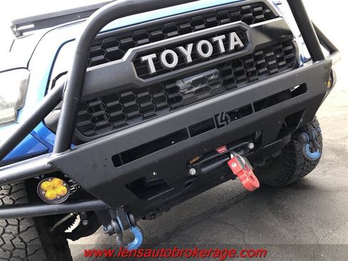 Used 2018 Toyota Tacoma TRD Off-Road w/ Technology Package AWD/4WD image 3