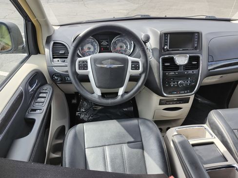 Used 2016 Chrysler Town & Country Touring-L image 28