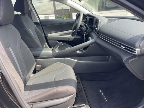 Certified 2025 Hyundai Elantra SE FWD image 9