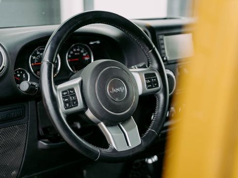 Used 2014 Jeep Wrangler Unlimited Rubicon image 17