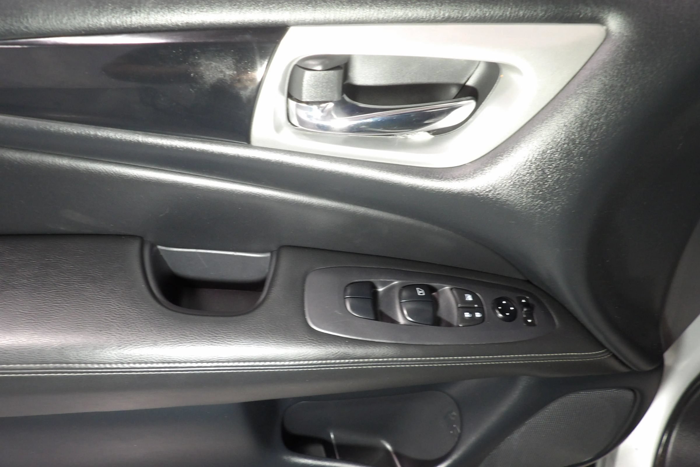 Used 2020 Nissan Pathfinder S FWD image 10