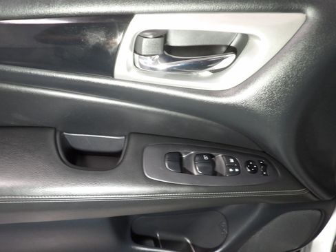 Used 2020 Nissan Pathfinder S FWD image 10