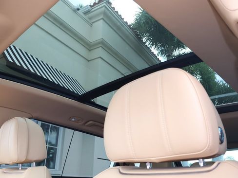 Certified 2024 Bentley Bentayga Extended Wheelbase AWD/4WD image 32