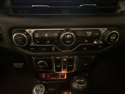Used 2024 Jeep Wrangler Unlimited AWD/4WD image 22
