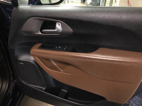 Used 2018 Chrysler Pacifica Limited w/ Tire & Wheel Group FWD image 32