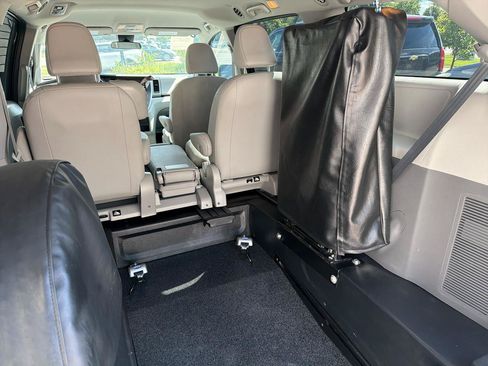 Used 2020 Toyota Sienna L FWD image 24