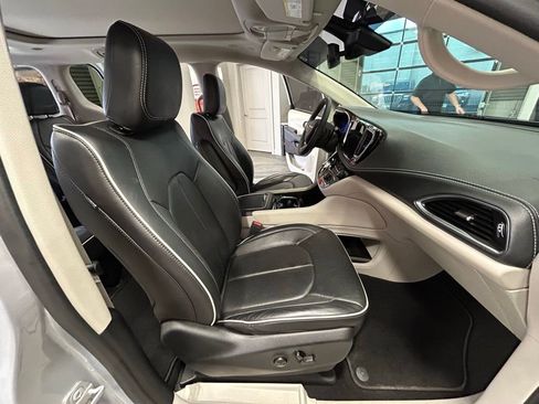 Used 2023 Chrysler Pacifica Limited image 41